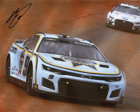 The perfect gift for racing enthusiasts, this autographed Chase Elliott #9 photo embodies the thrill of NASCAR's Bristol dirt track race.